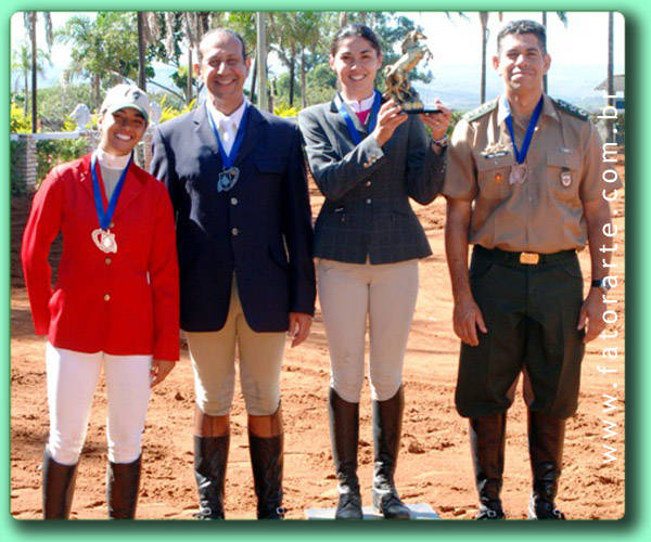 Foto de premiação com produtos que fabricamos